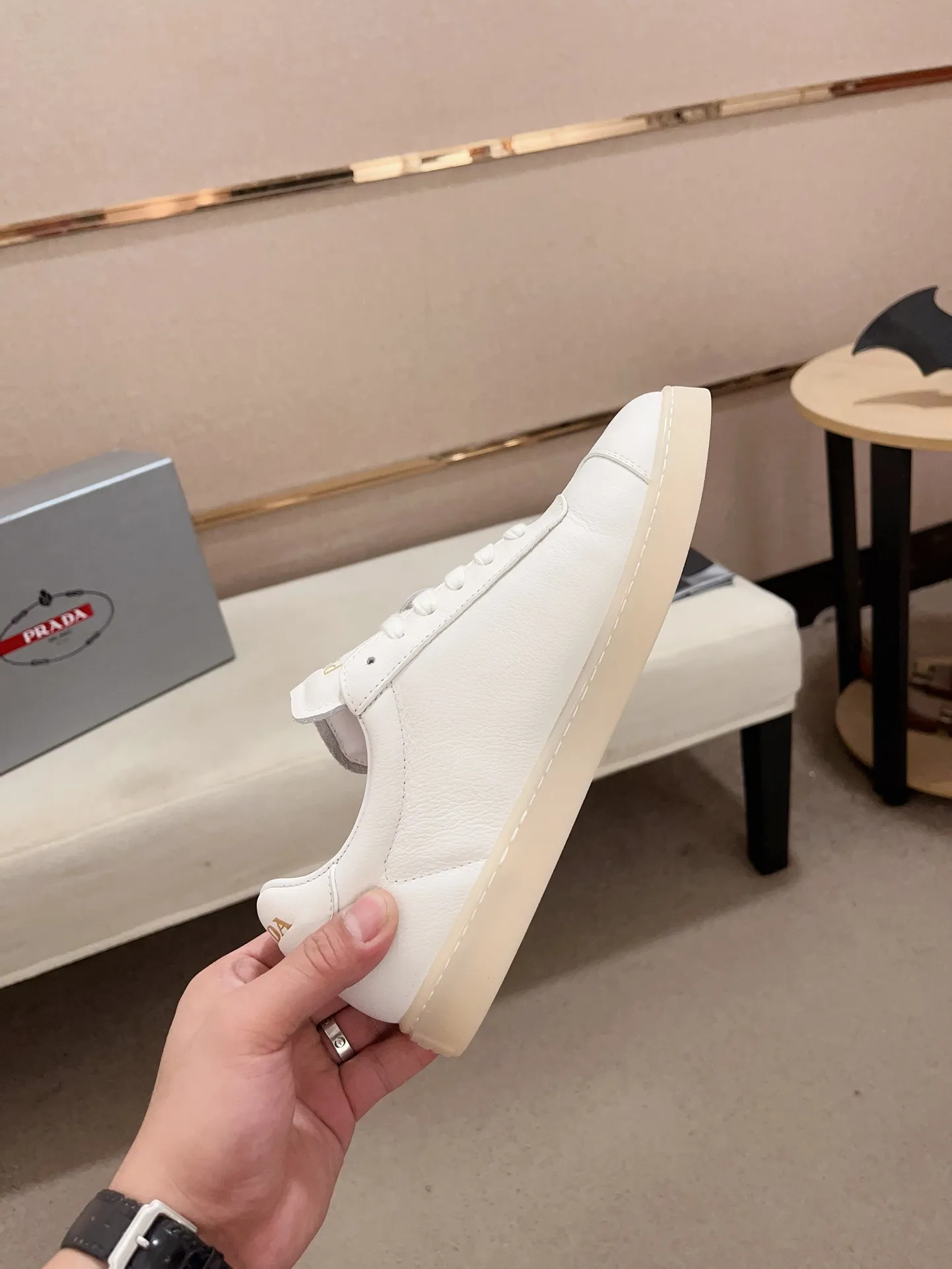 Men's Men's Shoes 💰 500💰 ✔️✔️✔️Higher version High-quality new PRADA (Prada) counters are launched simultaneously. The new men's shoes and 😘fabrics are made of high-tech glue-making technology. Lining: Full cowhide lining. 👍🏿 High-end ☄️ air-cushion molded anti-slip rubber outsole, exquisite lines, simple and elegant, comfortable and high-end for leisure travel. Code number: 38 to 44 (45 can be customized and cannot be returned or exchanged)
